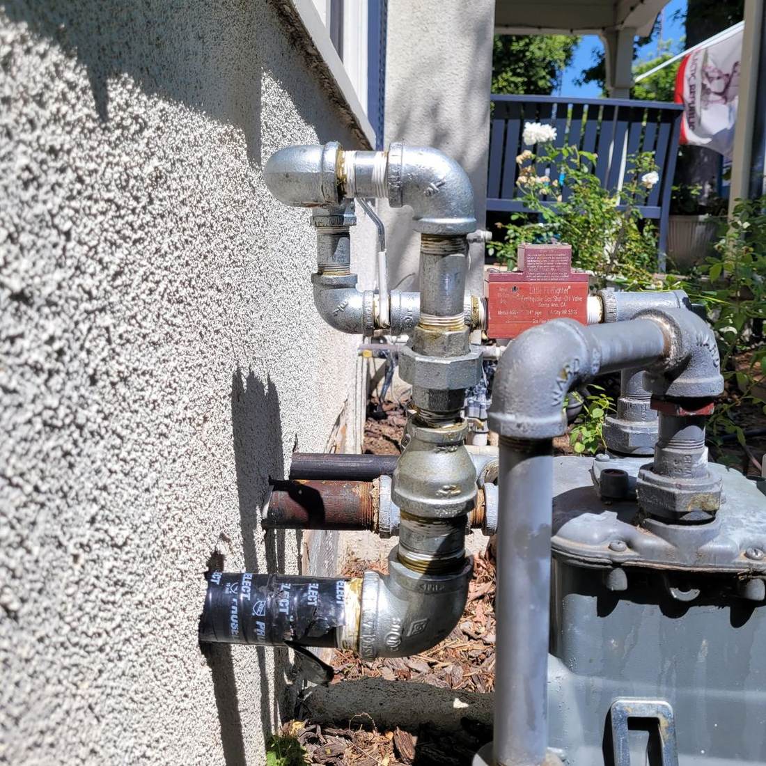 Gas meter with a new riser and earthquake shutoff valve installed by Best Coast Plumbing